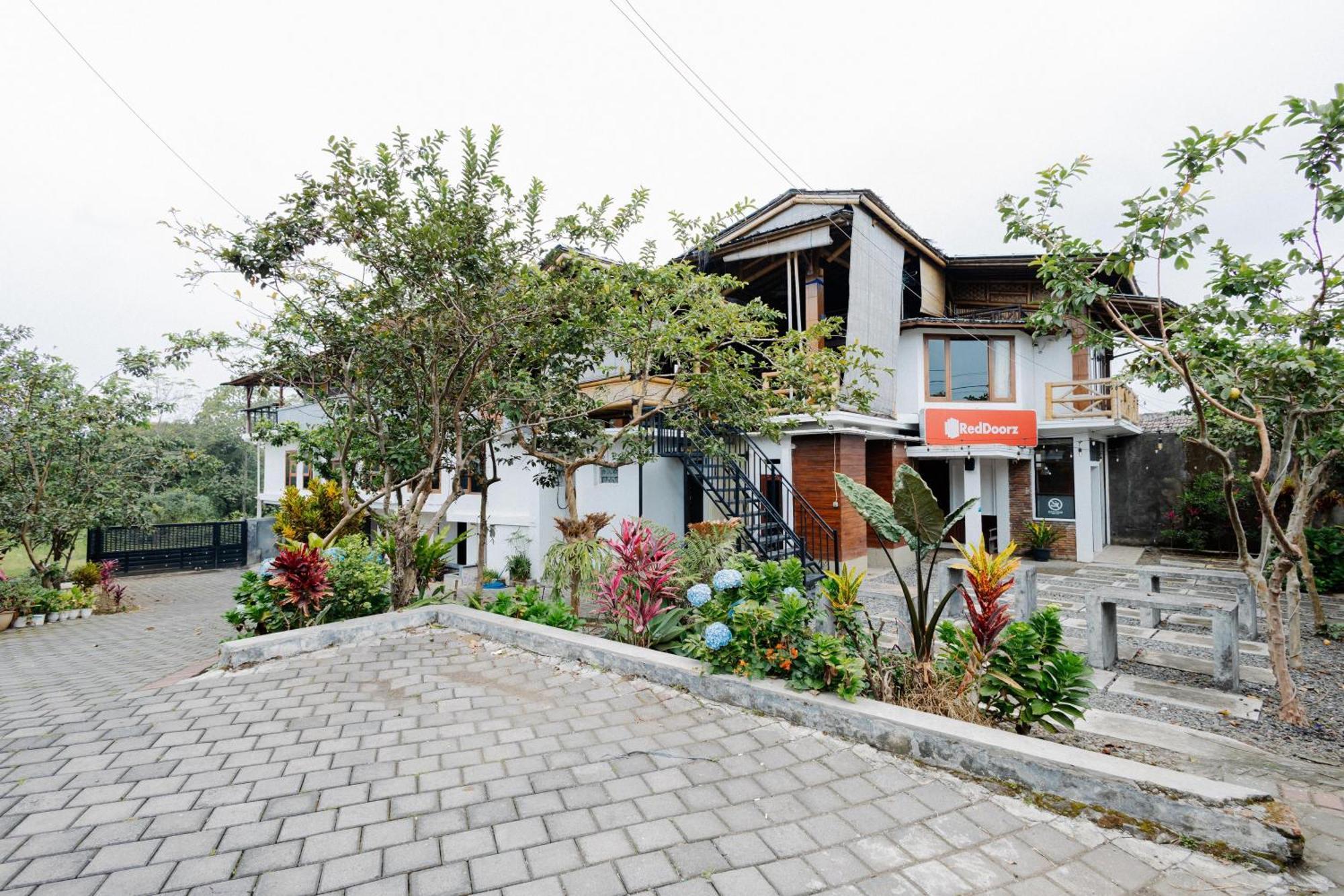 Reddoorz Syariah At Wisma Djokorio Poncokusumo Маланг Екстериор снимка