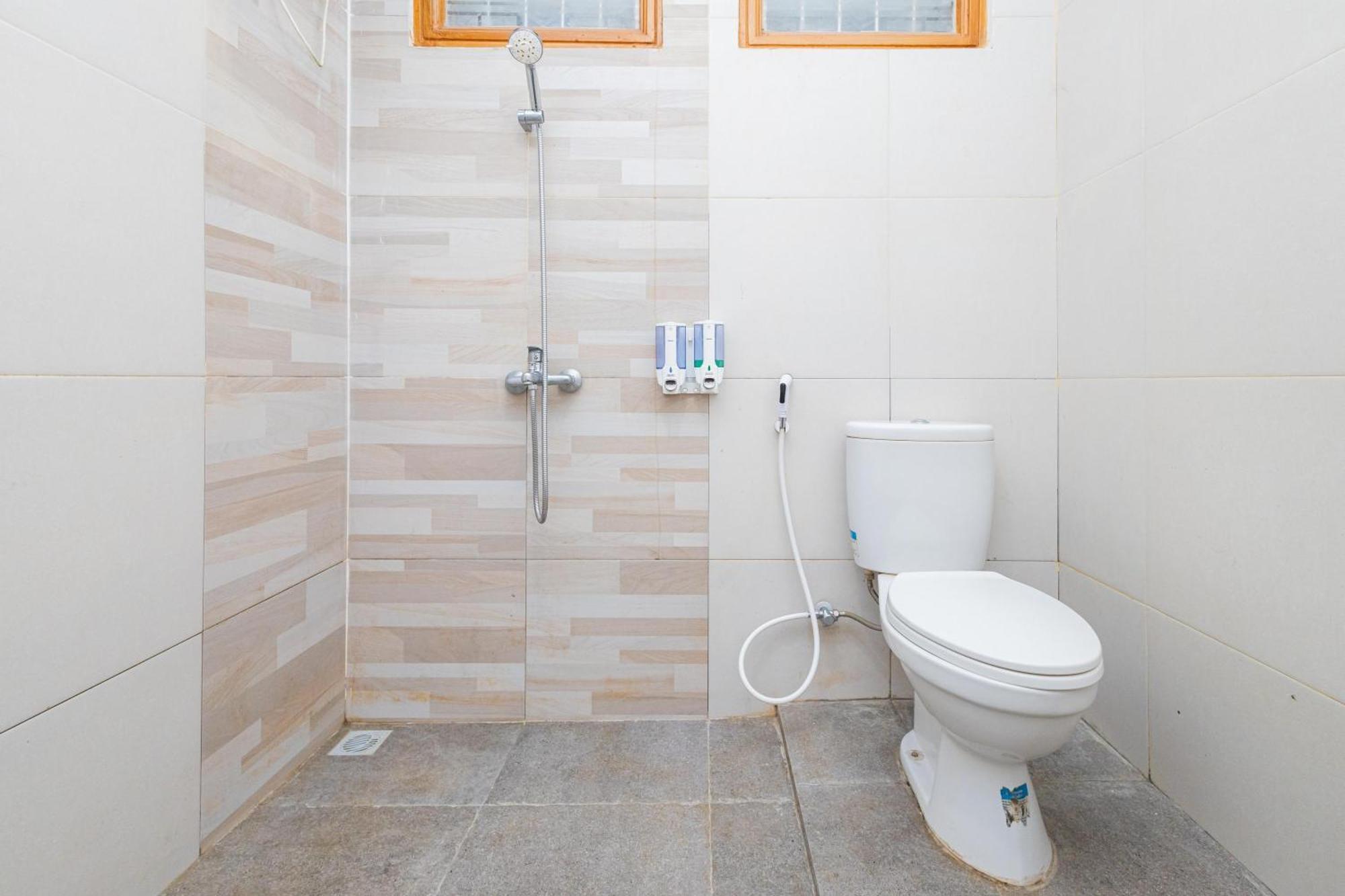 Reddoorz Syariah At Wisma Djokorio Poncokusumo Маланг Екстериор снимка
