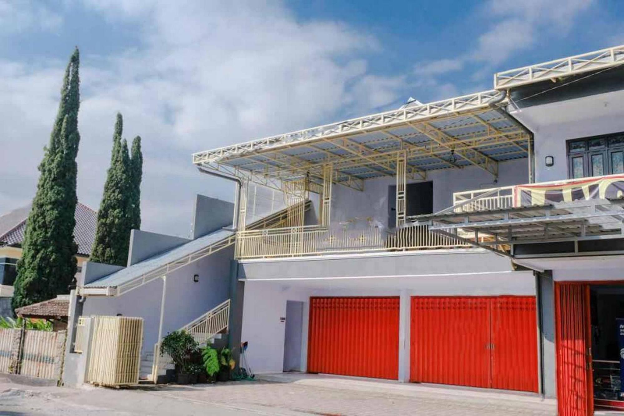 Reddoorz Syariah At Wisma Djokorio Poncokusumo Маланг Екстериор снимка