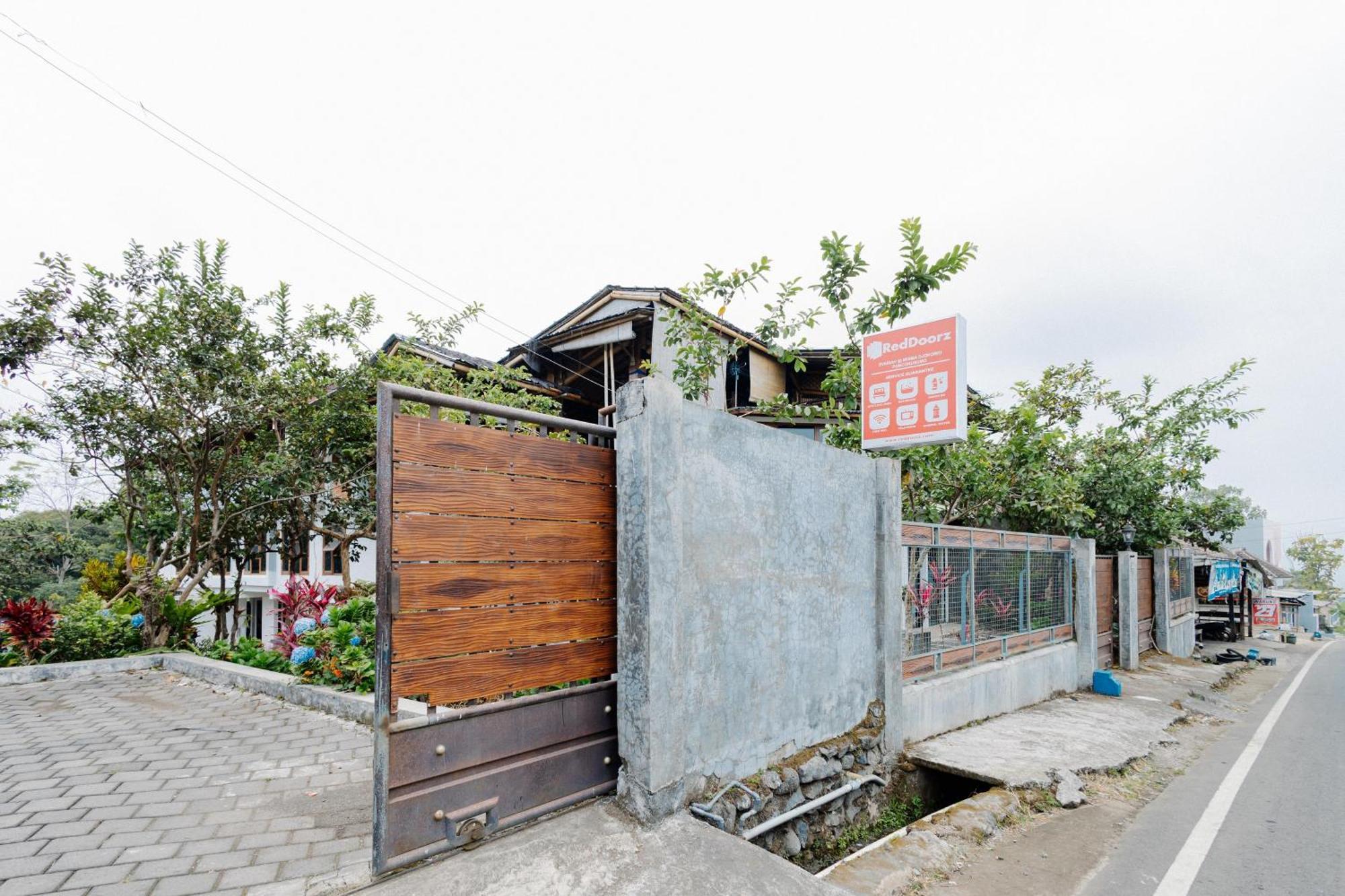 Reddoorz Syariah At Wisma Djokorio Poncokusumo Маланг Екстериор снимка