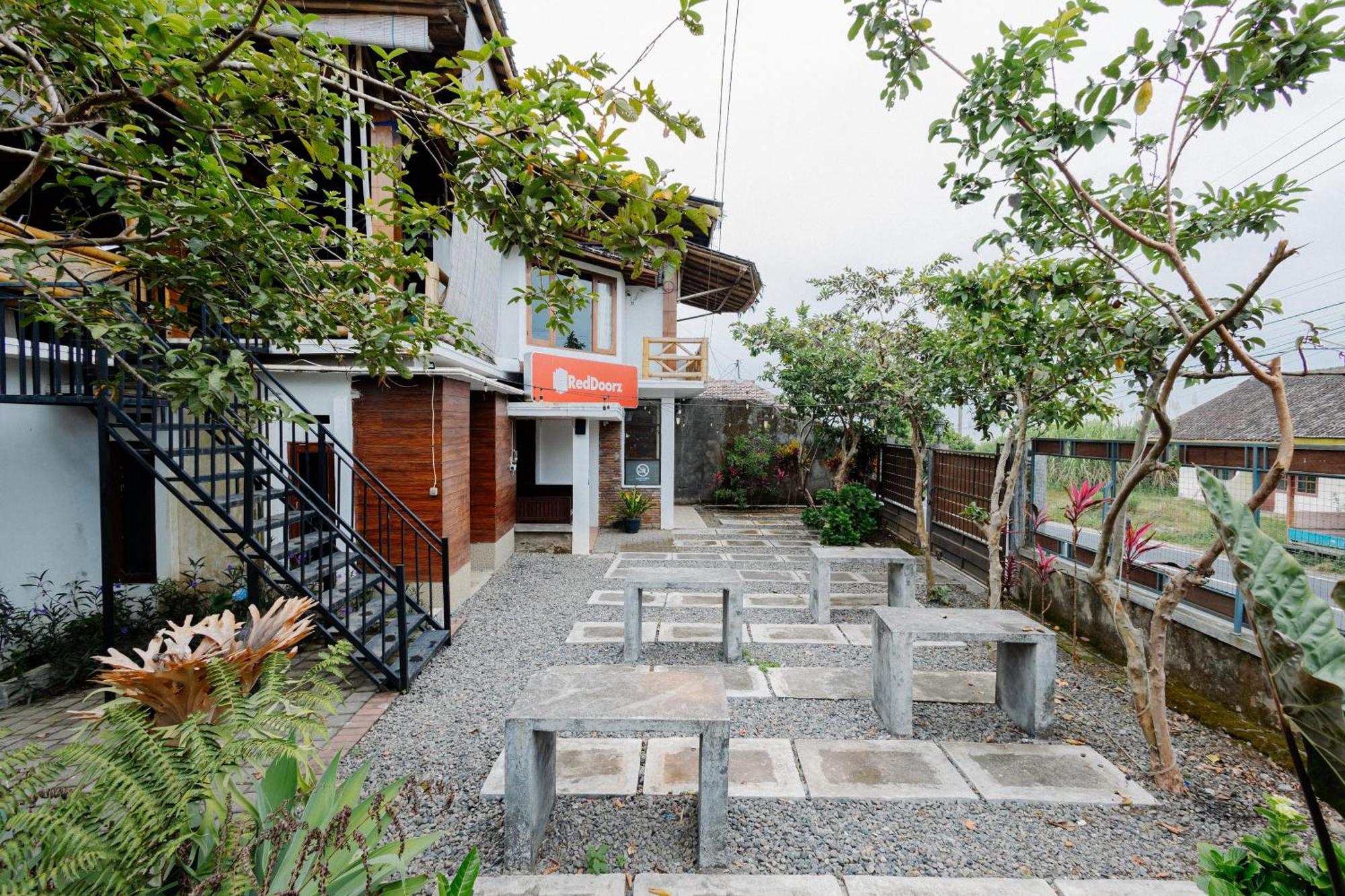 Reddoorz Syariah At Wisma Djokorio Poncokusumo Маланг Екстериор снимка