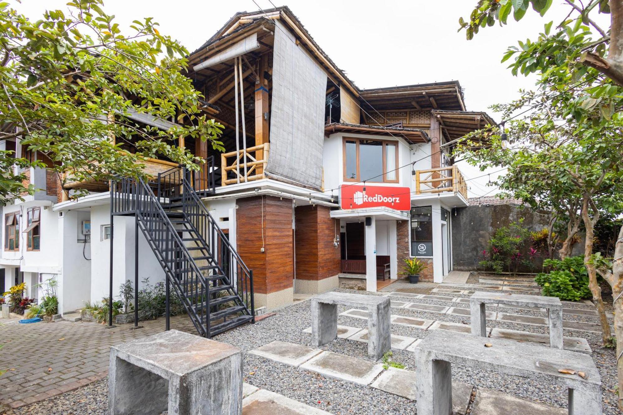 Reddoorz Syariah At Wisma Djokorio Poncokusumo Маланг Екстериор снимка