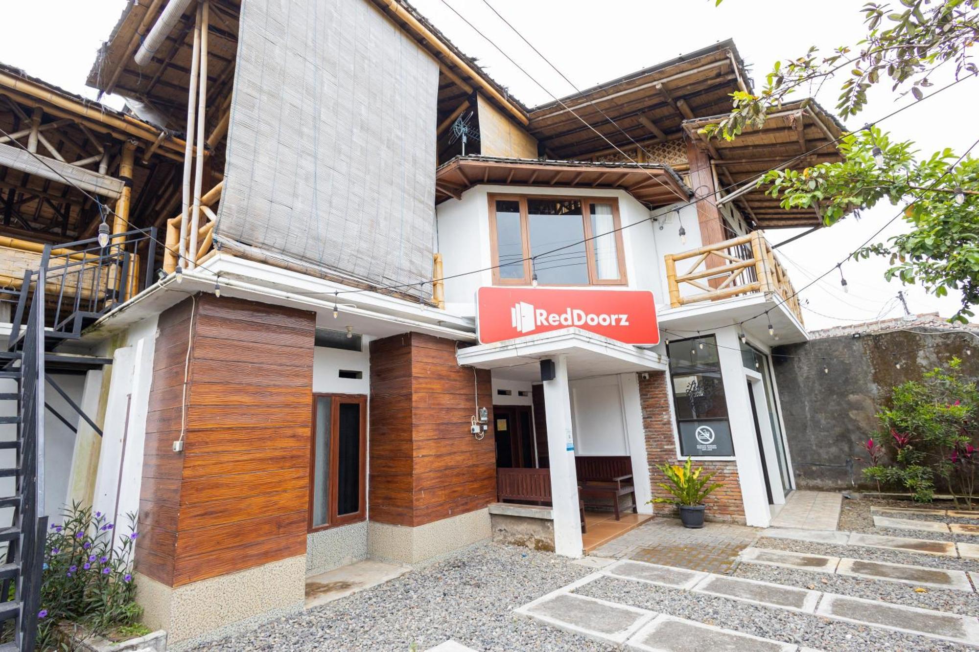 Reddoorz Syariah At Wisma Djokorio Poncokusumo Маланг Екстериор снимка