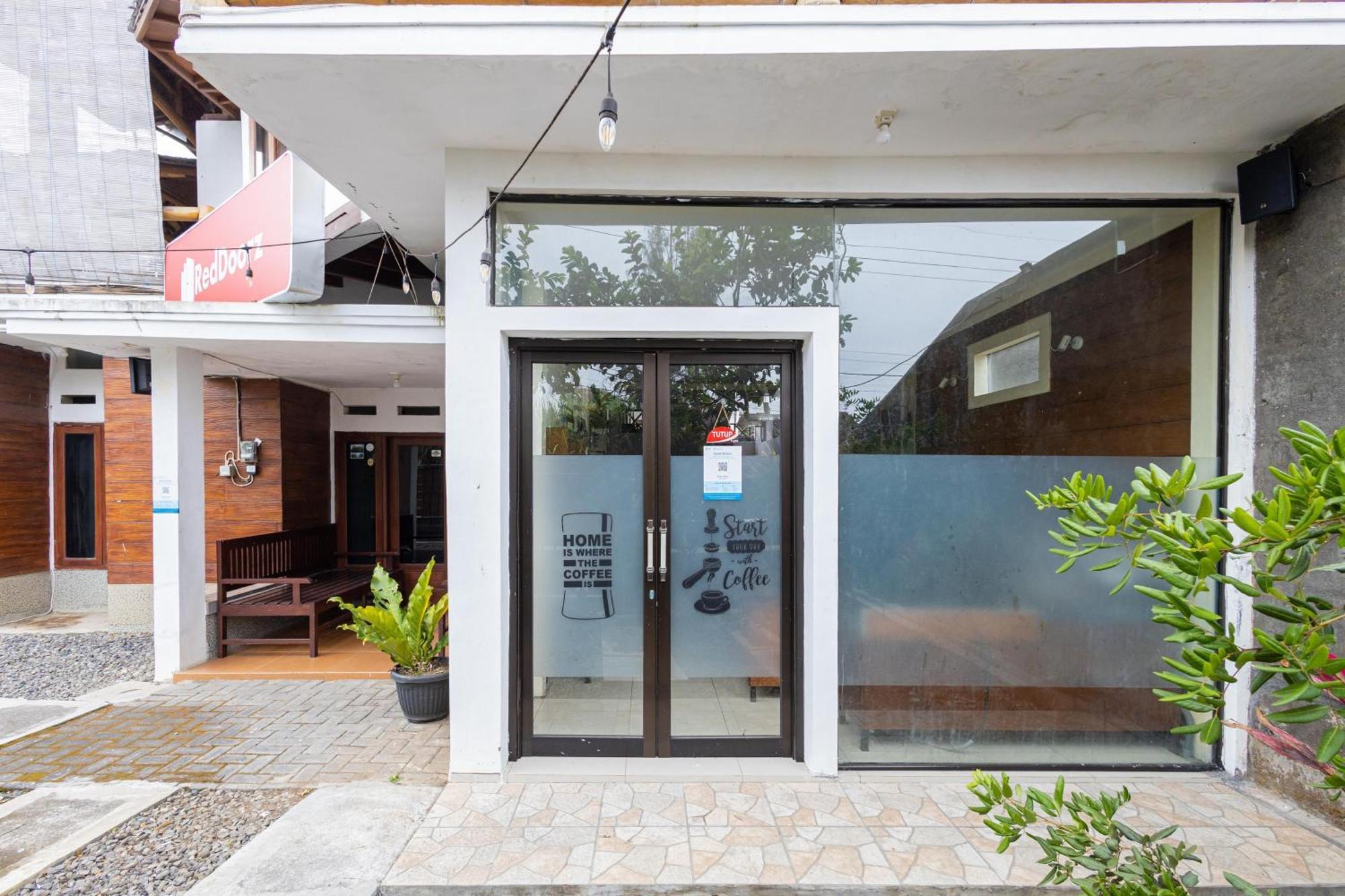 Reddoorz Syariah At Wisma Djokorio Poncokusumo Маланг Екстериор снимка