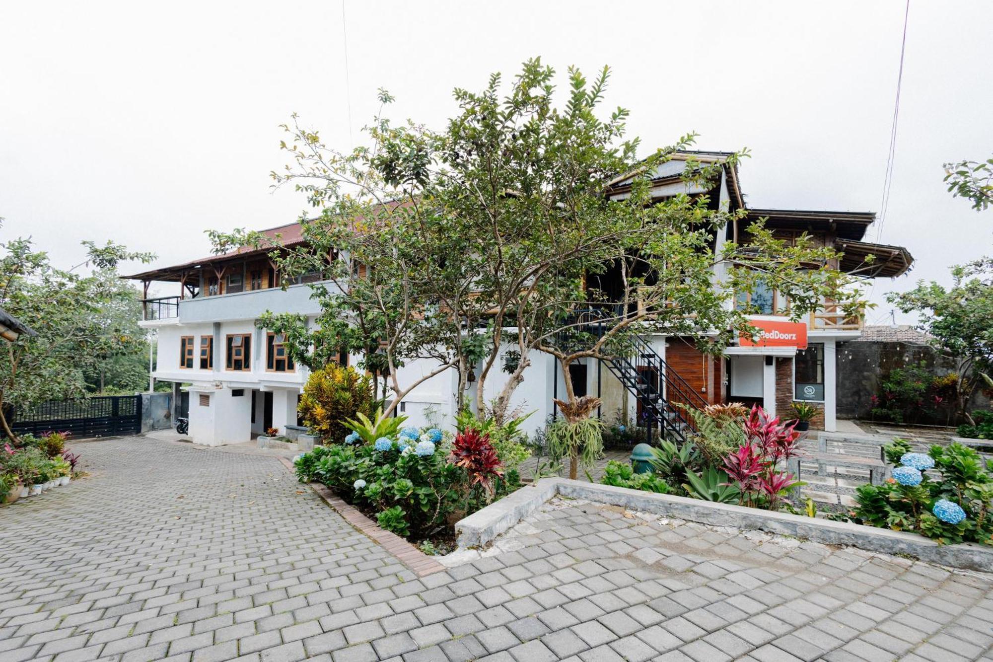 Reddoorz Syariah At Wisma Djokorio Poncokusumo Маланг Екстериор снимка