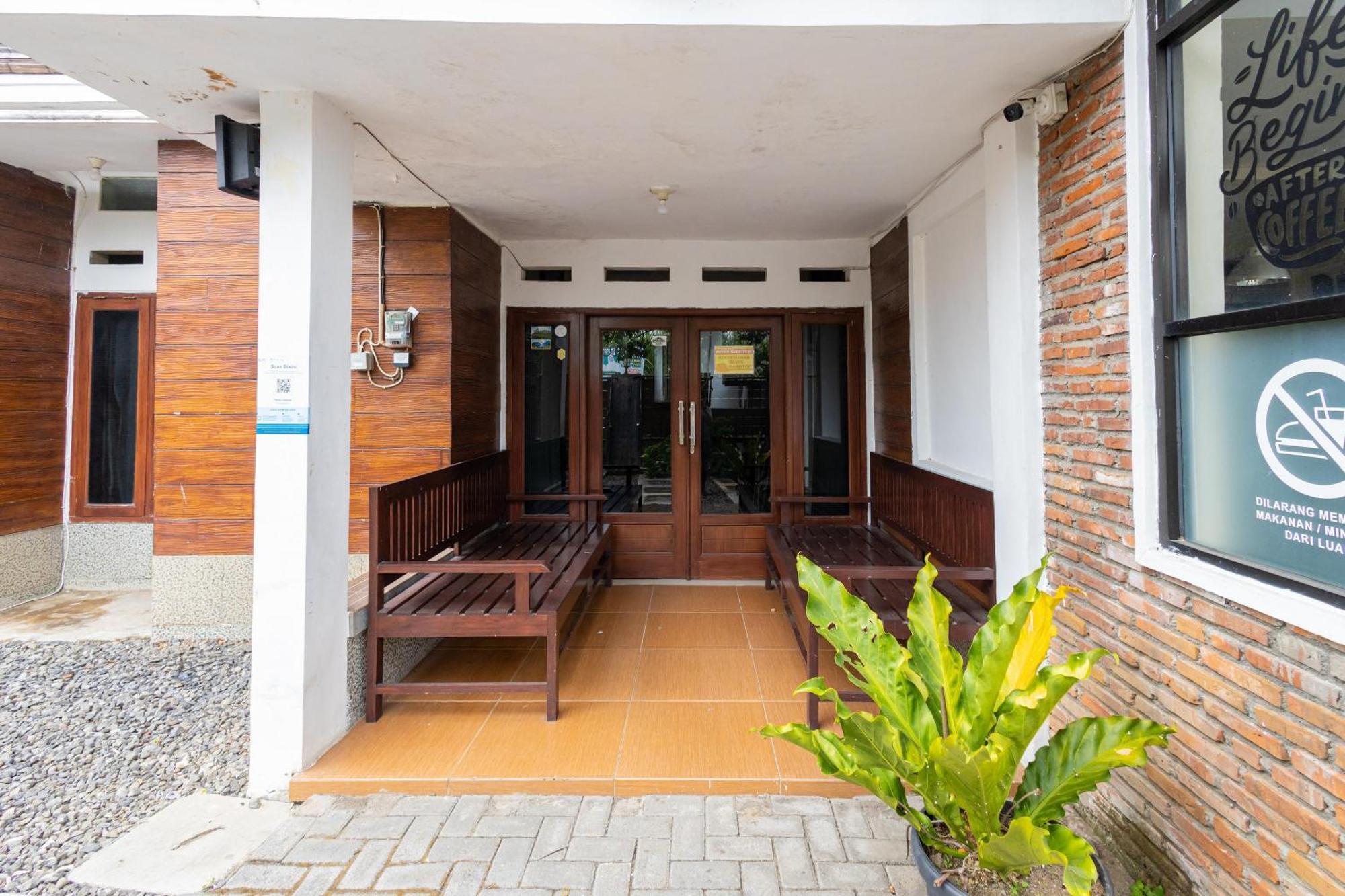 Reddoorz Syariah At Wisma Djokorio Poncokusumo Маланг Екстериор снимка