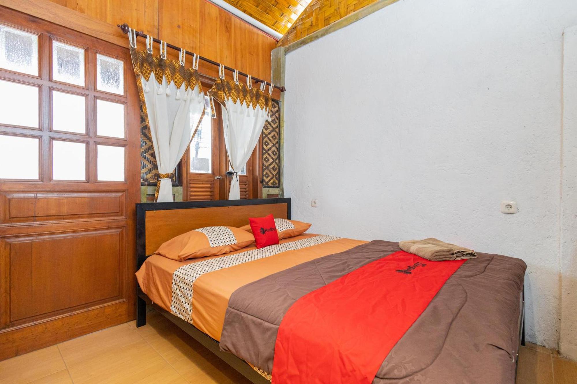 Reddoorz Syariah At Wisma Djokorio Poncokusumo Маланг Екстериор снимка