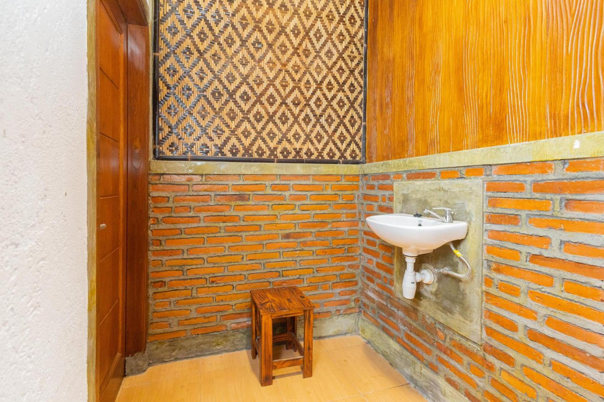 Reddoorz Syariah At Wisma Djokorio Poncokusumo Маланг Екстериор снимка