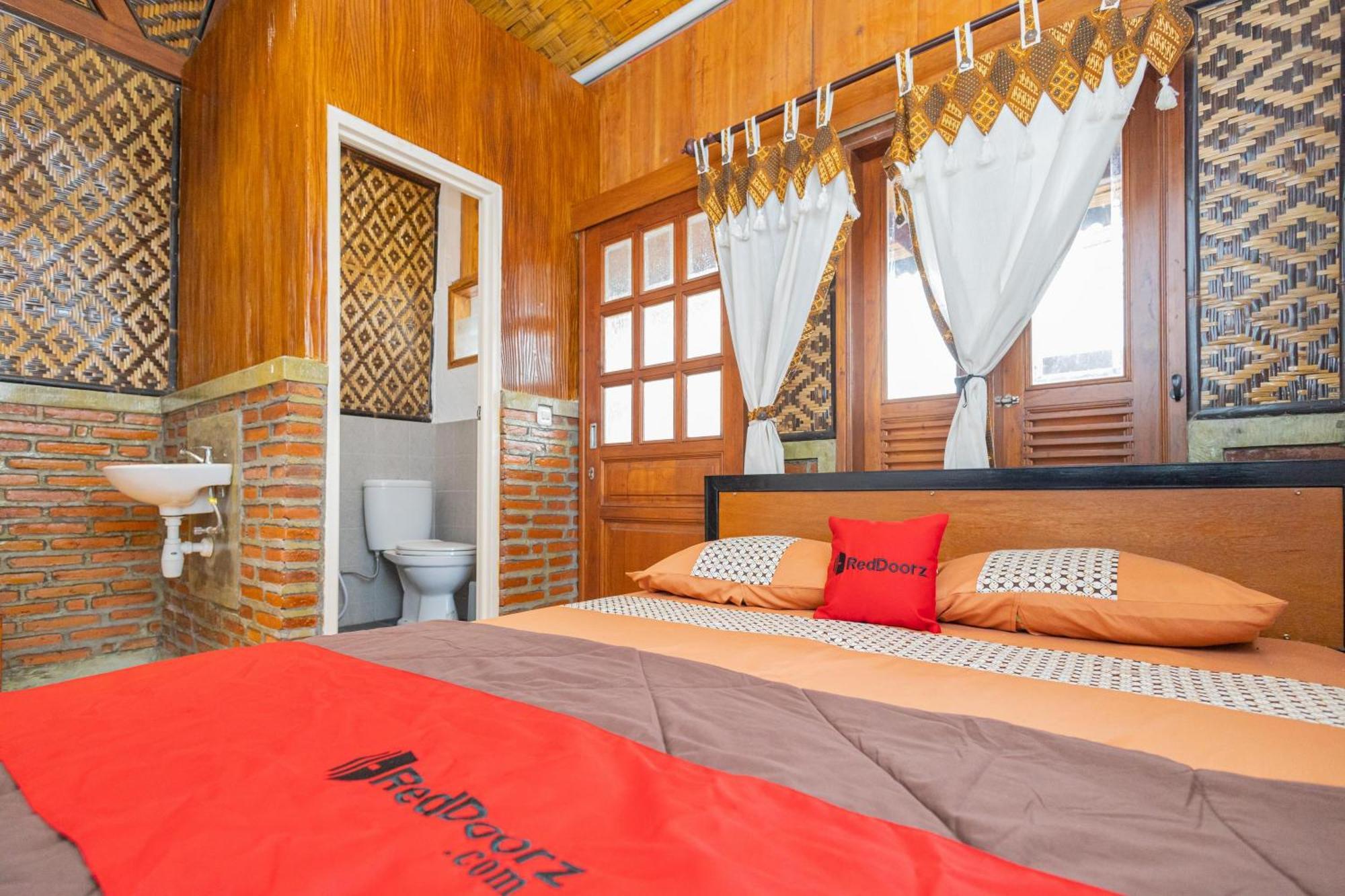 Reddoorz Syariah At Wisma Djokorio Poncokusumo Маланг Екстериор снимка